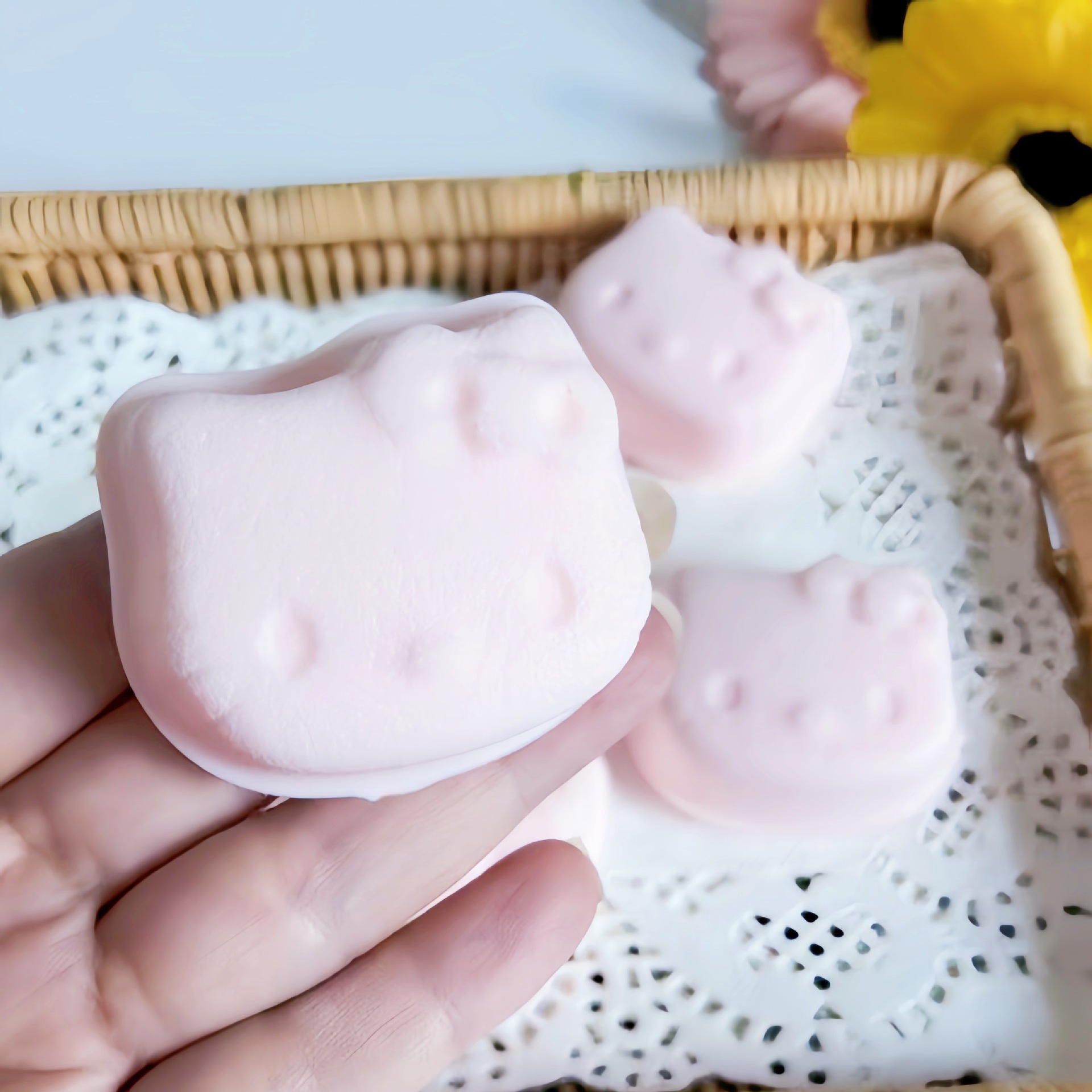 천천히 반동하는 젖고 부드러운 고양이 머리 1개