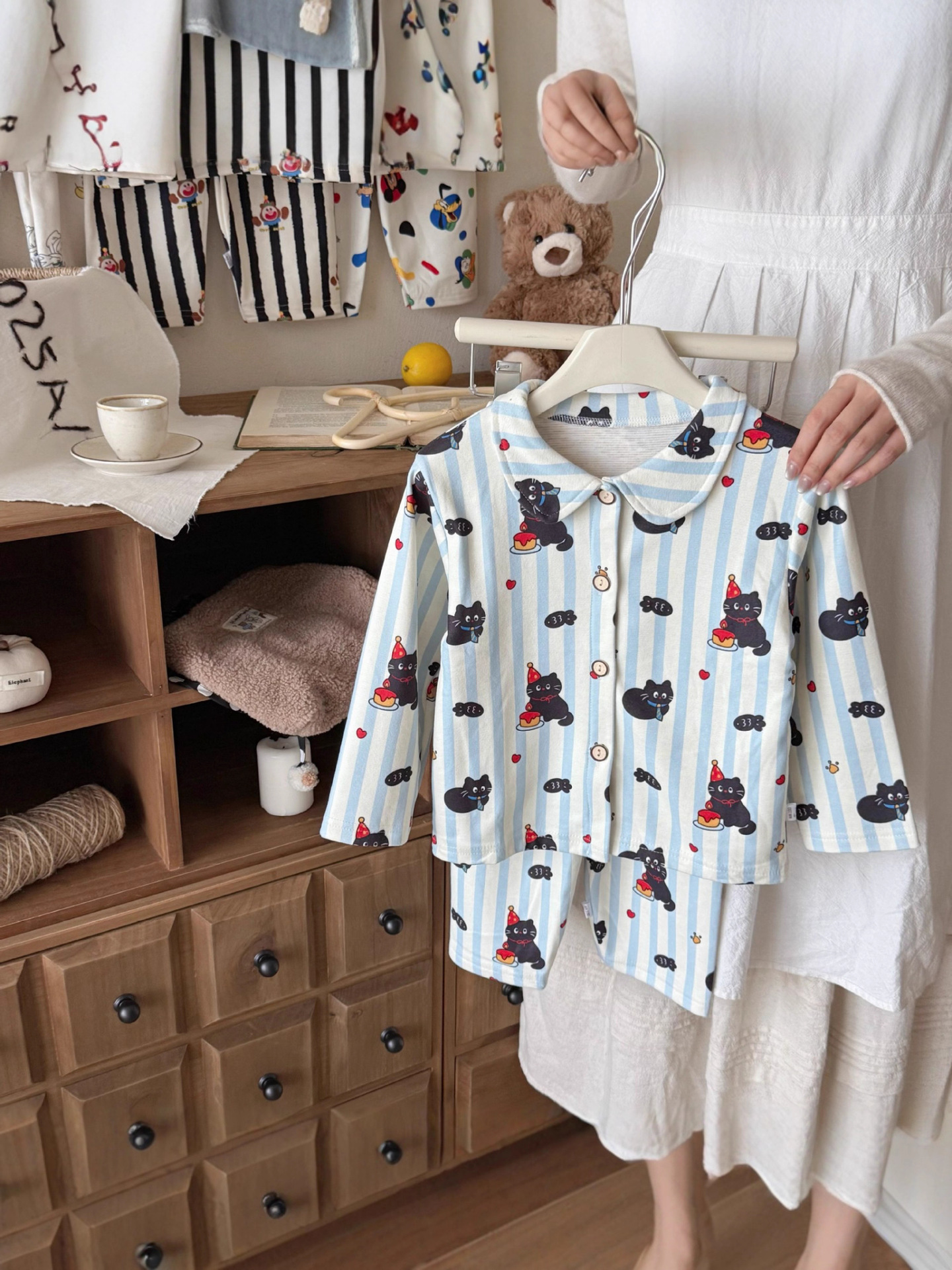 Niños primavera y otoño pijamas de terciopelo niños dibujos animados manga larga juego de ropa de casa dos juegos de cardigans con solapa