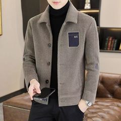 毛のコートの男性の新型のファッションのレトロなハイエンドのファッションの襟のジャケットの洋風の格好が格好いいです。