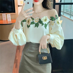 デザイン感のあるネットの糸はシャツの春の服の女性2025の新型の重工業の刺繍の花のシャツをつなぎ合わせます。