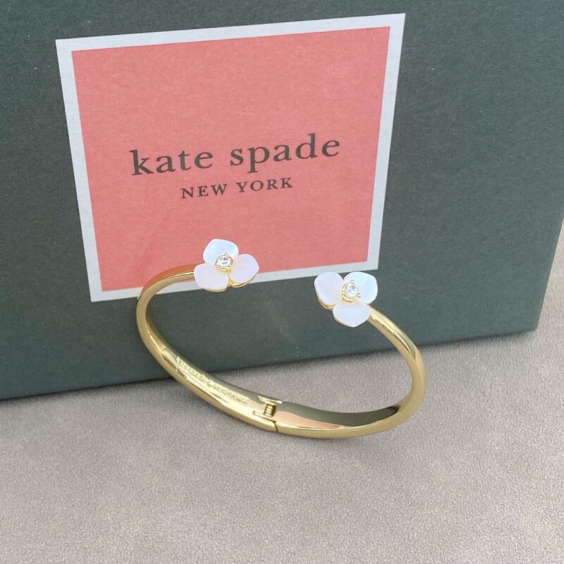 European and American Style Textured Metal Jewelry with Spring Opening, Natural Mother-Of-Pearl Flower Design, Fashionable and Beautiful Open Bracelet