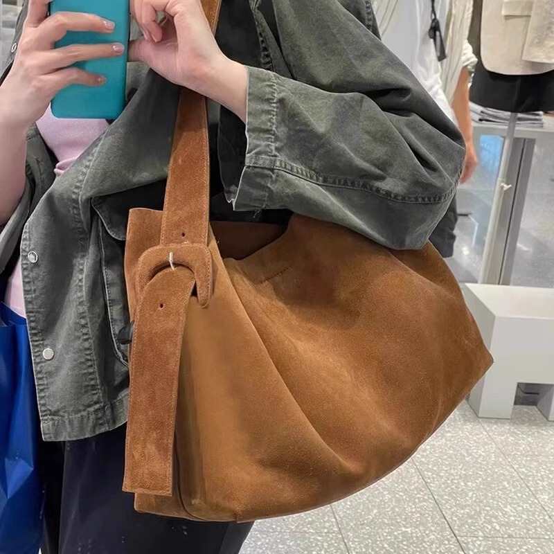 New Large-Capacity Shoulder Bag for Commuting 2025 Autumn Versatile Brown Elegant Casual Frosted Bucket Bag Tote Bag for Women