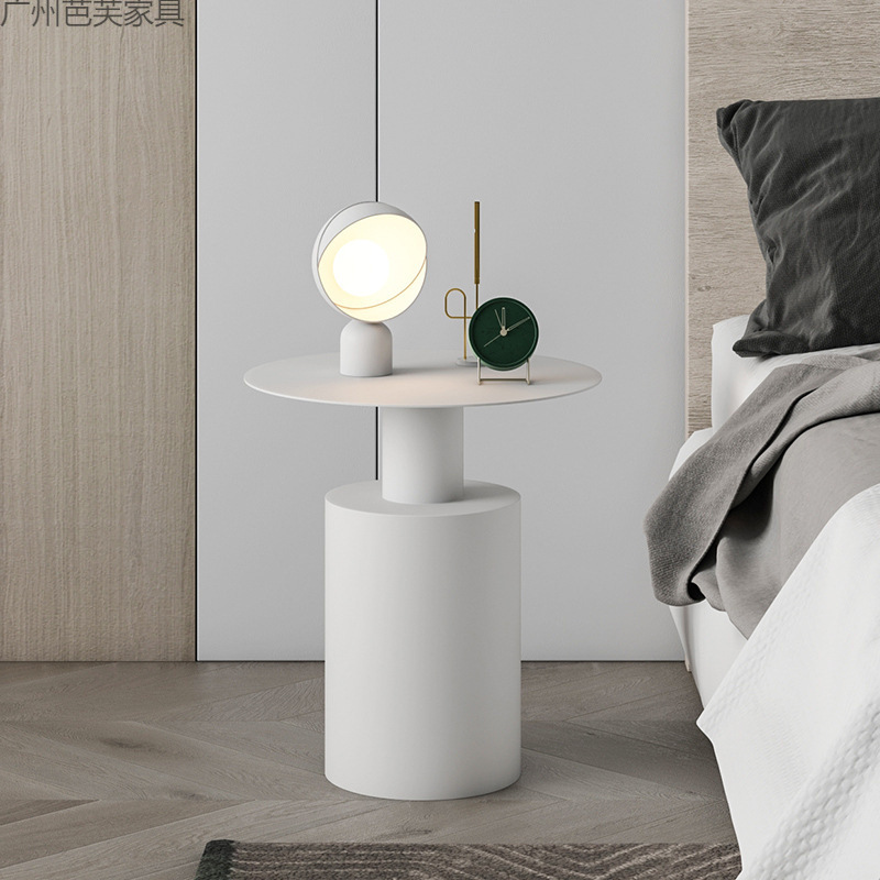Sofá de estilo nórdico de lujo ligero con varios sofá de esquina de la sala de estar con varios estantes de cabecera de hierro forjado mesa redonda simple mesa de té