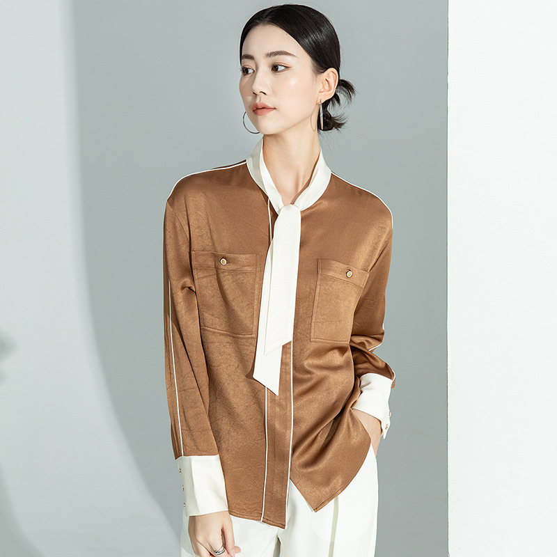 Áo sơ mi nữ dài tay chất liệu acetate satin phối ruy băng cổ, dáng ôm — Màu cà phê