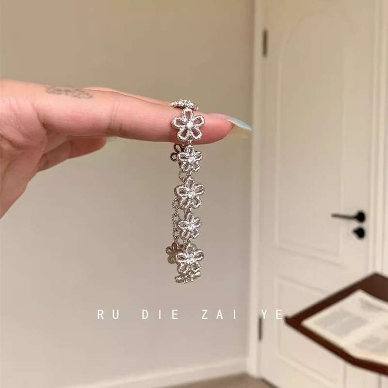 Cool Silver Lace Garland Bracelet, Light Luxury and Exquisite Daughter's High-End Temperament Bracelet