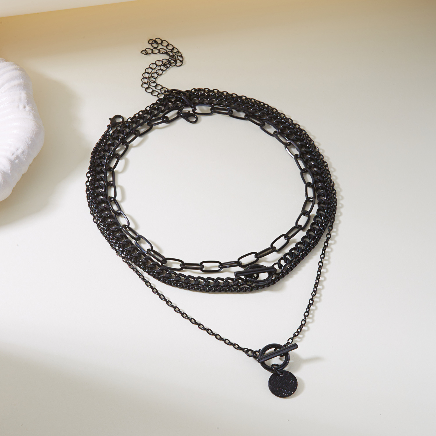 Mehrschichtige Halskette mit Herzanhänger für Damen, Schwarz, minimalistisches Design mit OT-Verschluss, modische elegante Halskette für Frauen, grenzüberschreitend