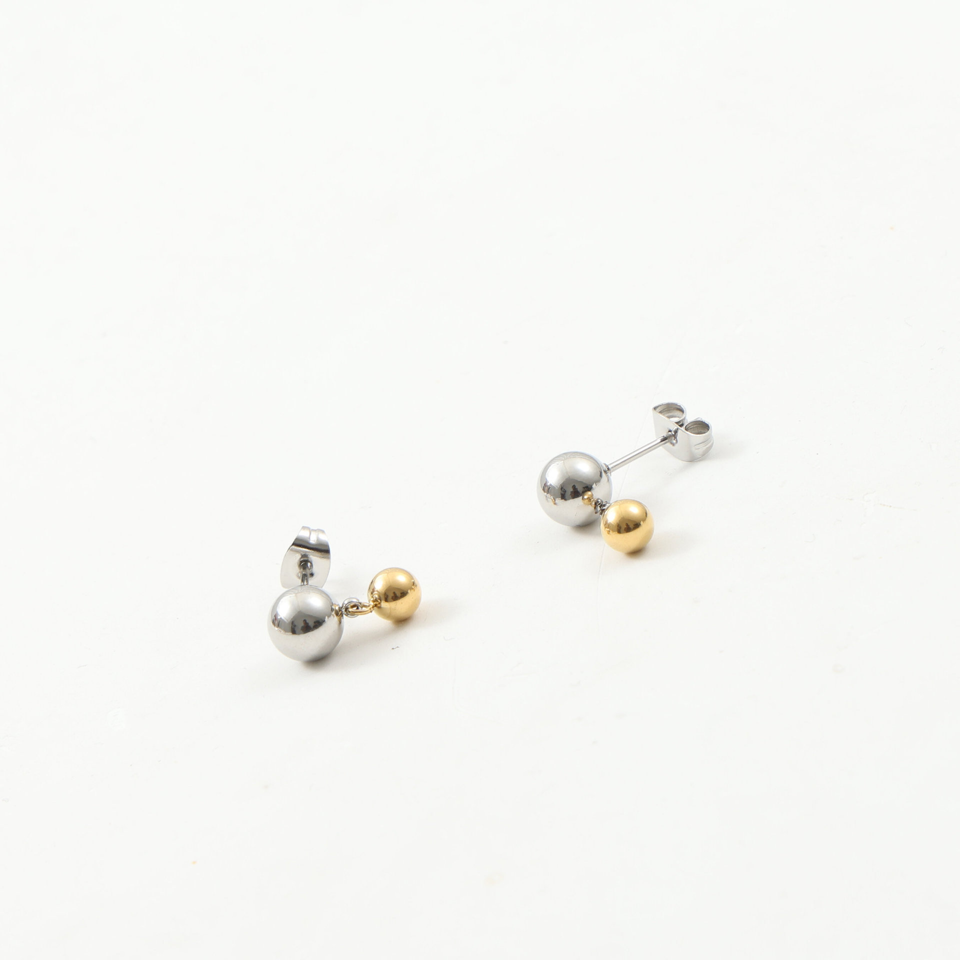 ヨーロッパとアメリカのクロスボーダーINSスタイルの小さくて絶妙な18Kゴールドステンレススチールゴールドとシルバーのカラーマッチングビーズイヤリングイヤリングジュエリー卸売