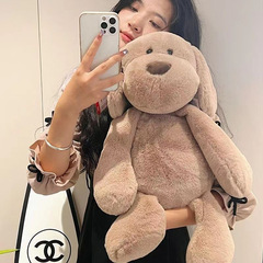 足の長い子犬のぬいぐるみは犬のぬいぐるみを修理します。