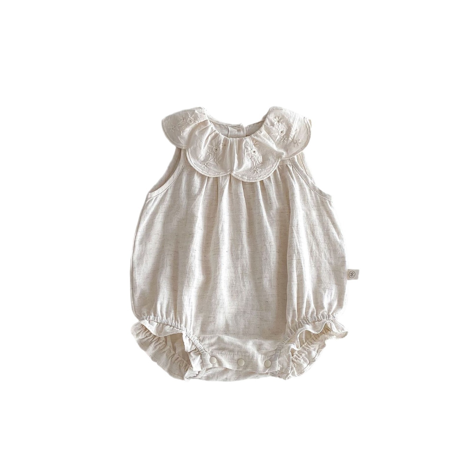 Novo body de renda versátil para bebê, modelo Treasure, sem mangas, com gola boneca e detalhe de peido._voghion.com