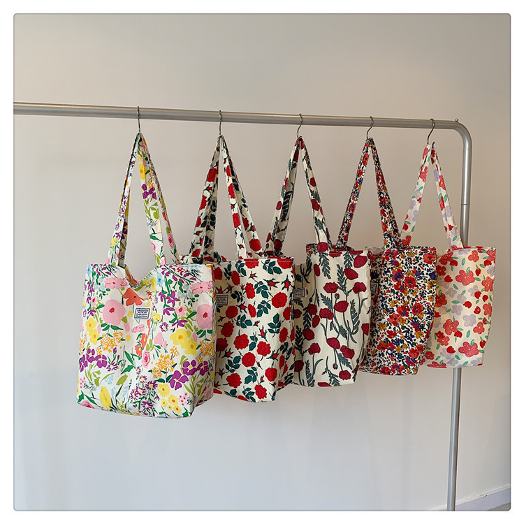 The large-capacity single-shoulder bag for student commuting is a bestseller in early spring. The Korean-style fresh and simple floral fabric bag is a versatile tote bag undefined