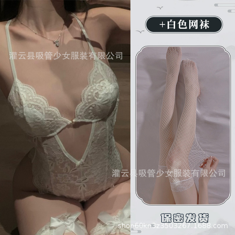 흰색 점프수트 + 흰색 망사 스타킹