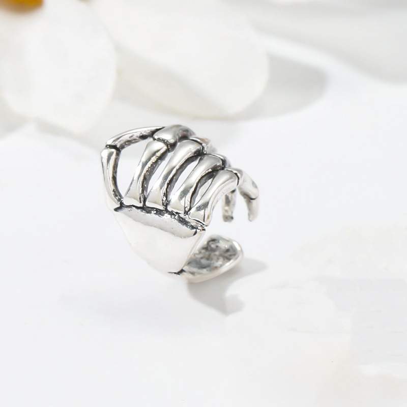 Moda europea y americana retro personalizado Halloween cráneo columna punk estilo earless clip de oreja extraña mano oreja clip de hueso