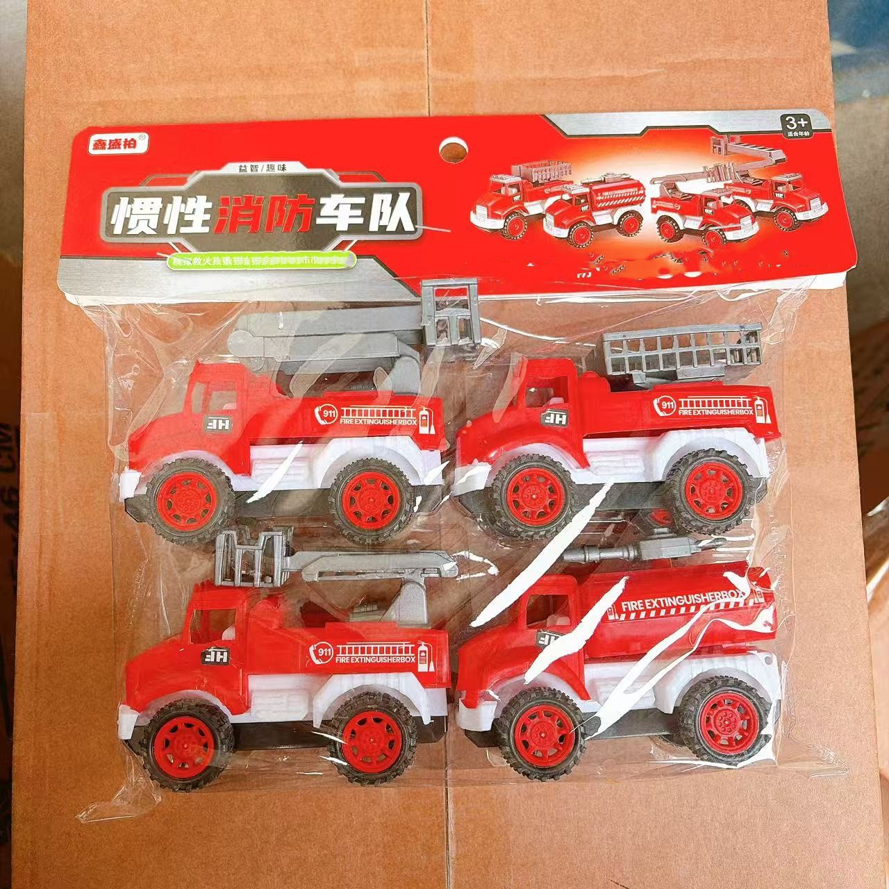 Venta al por mayor vehículo de ingeniería modelo de camión de bomberos inercia Tire hacia atrás traje de coche tarjeta cabeza bolsa cuatro Paquete de coche de juguete para niños puesto