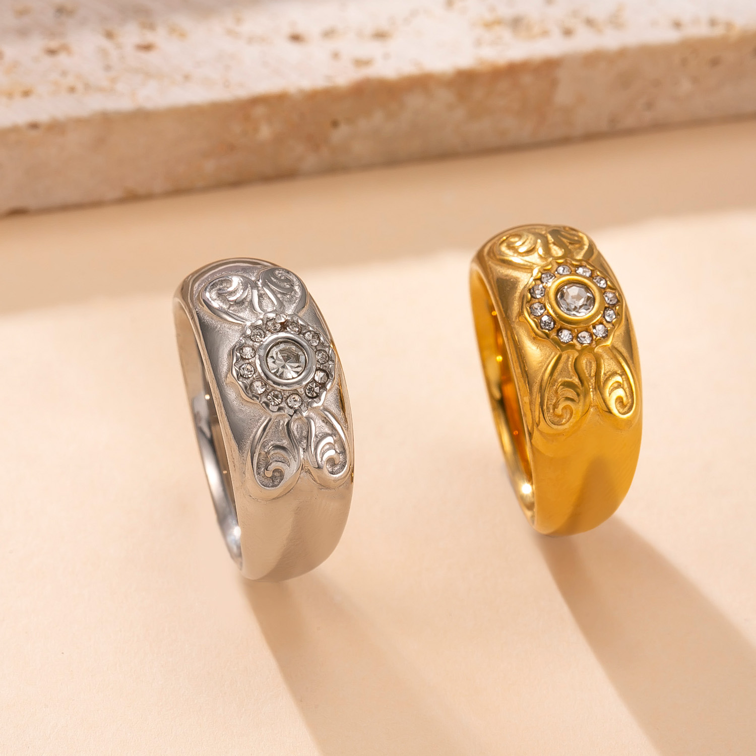 Nuevos productos transfronterizos, joyas de acero inoxidable, mariposa fundida, anillo de dedo de comida con incrustaciones de diamantes, anillo de pareja de acero de titanio dorado de 18k chapado de lujo ligero