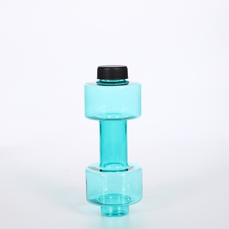 創意的なダンベルのフィットネスの水筒は水を満たします。|undefined
