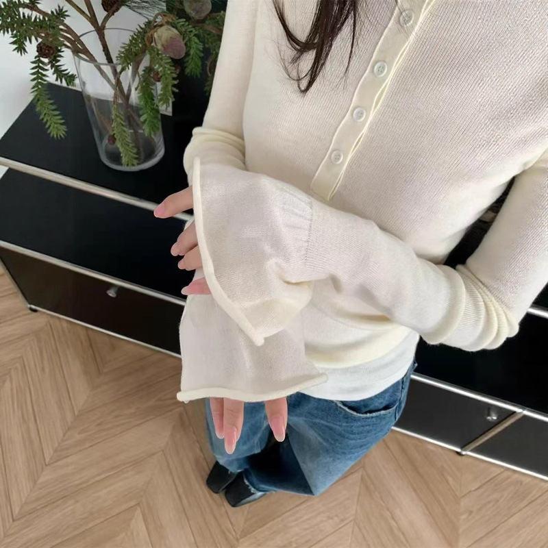 韩系秋冬新款纯色喇叭袖胸前扣子设计感亲肤修身打底针织衫女|undefined