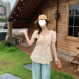 2026微胖女孩穿搭蕾丝夏季显瘦上衣V领碎花法式短袖衬衫女甜美风