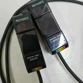 中宝科议价成色不错基恩士 CZ-V21A 颜色传感器放大器，实物图片