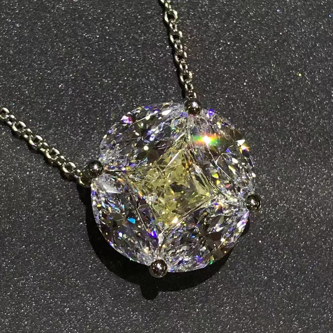 Princesa Fang ojo de caballo blanco alto carbono colgante de diamante S925 plateado cinco capas de platino de espesor incrustado 5 quilates de diamante de alto carbono