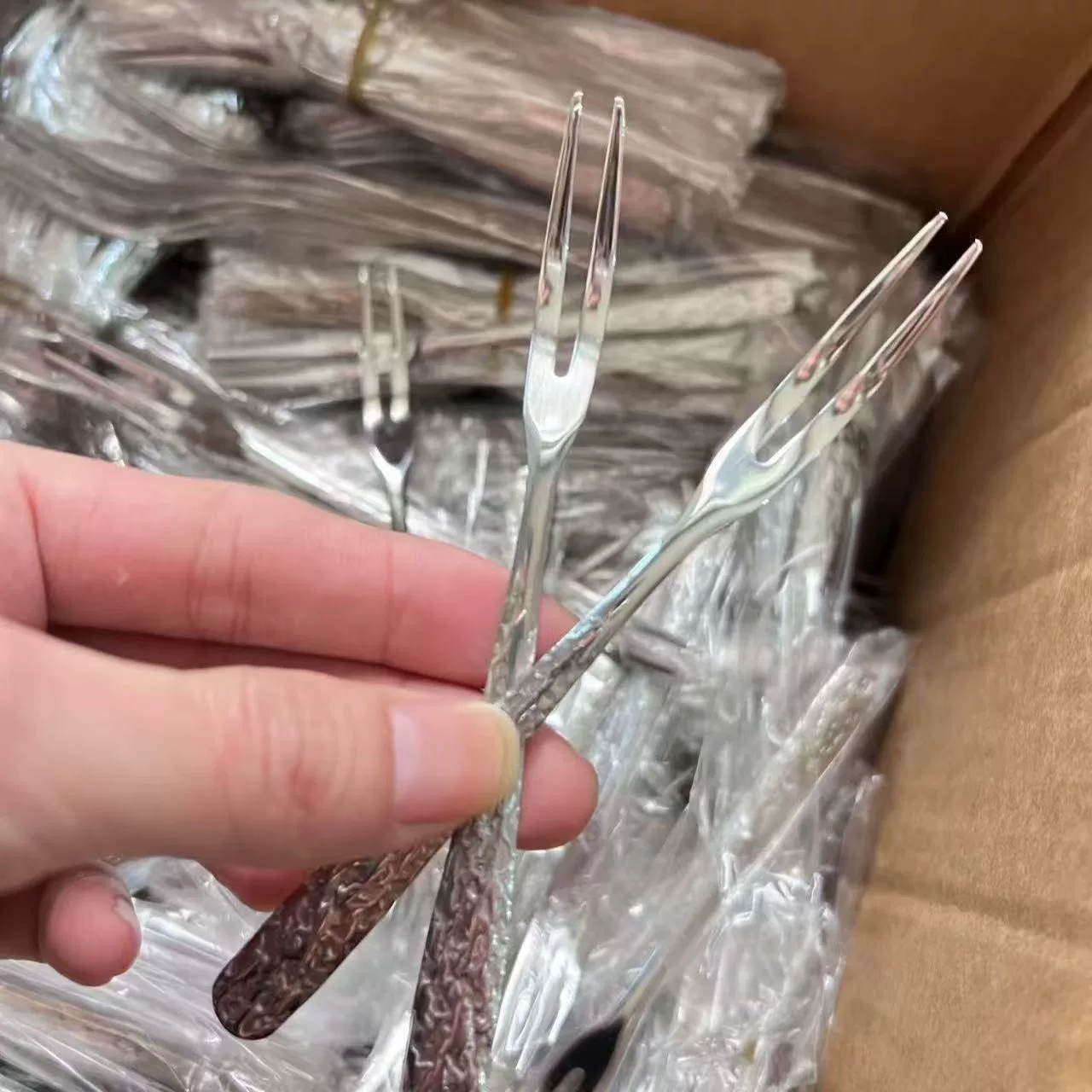 Бытовая нержавеющая сталь Фруктовая вилка оптовая сеть красный высокий цвет фруктовый знак ледяные трещины утолщенные вилки Гостиная in