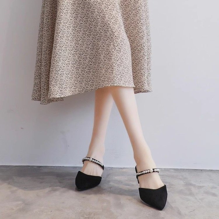 Baotou medio zapatillas de mujer 2026 nuevo verano francés perla hadas viento punta temperamento zapatillas frías de mujer