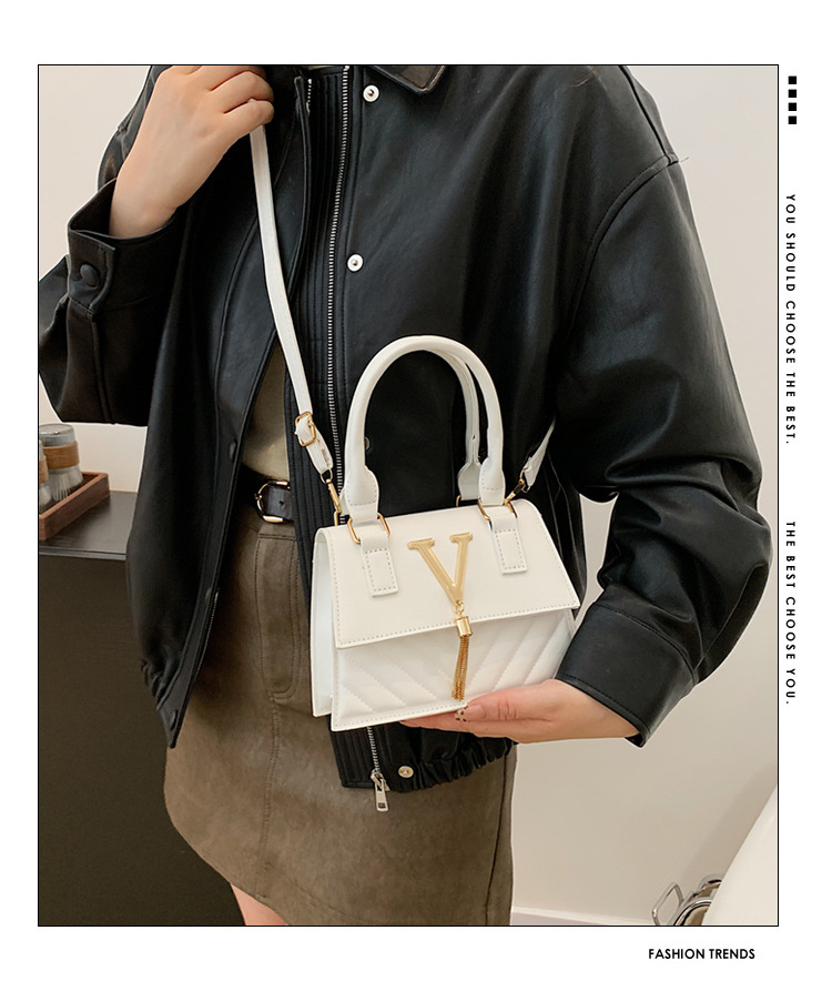 This year, trendy, fashionable and high-quality handbags are in vogue. Women's bags with stylish tassels and unique diagonal patterns are single-shoulder crossbody women's bags details Picture