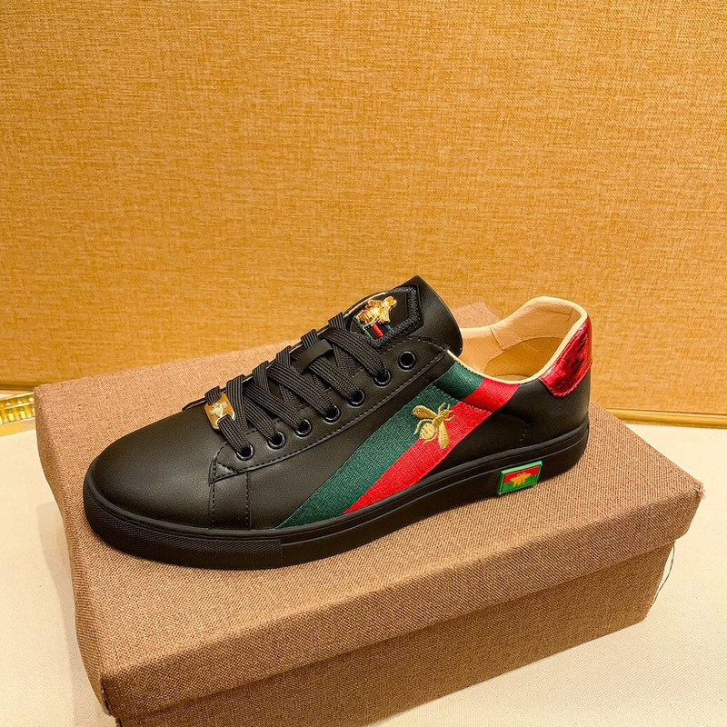 Маленькие белые туфли мужские кожаные модные плоские подошвы удобная вышивка маленькие пчелиные туфли дышащие шнуровки, дикие тенденции 2024 осень