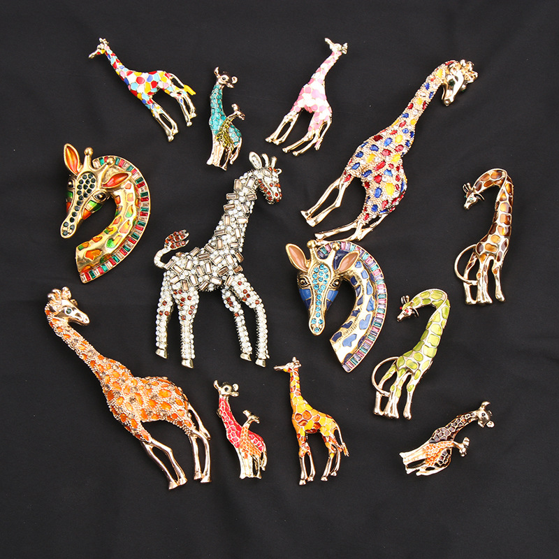 European and American Hot-Selling Giraffe Brooch, Fashionable and Versatile Animal Brooch, Diamond-Encrusted Enamel Pin Accessories, Ready for Sale