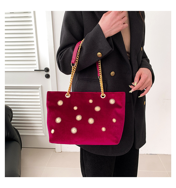 High-end and personalized hardware single-shoulder bag for women, new autumn 2024 collection, velvet chain handbag, stylish tote bag undefined