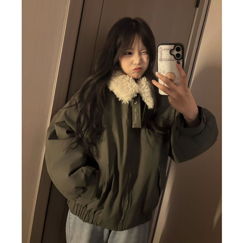 Lamb wool parka, a stylish and practical workwear-style down-filled cotton coat for women, 2026 winter new collection, military green cotton jacket Lamb wool parka, a stylish and practical workwear-style down-filled cotton coat for women, 2026 winter new collection, military green cotton jacket