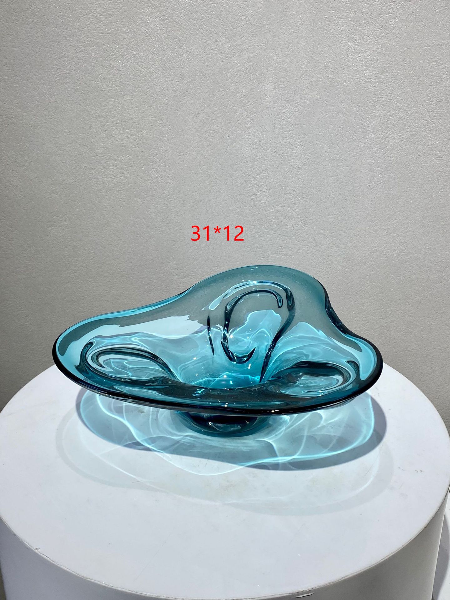 파란색 삼각형 꽃잎 과일 접시