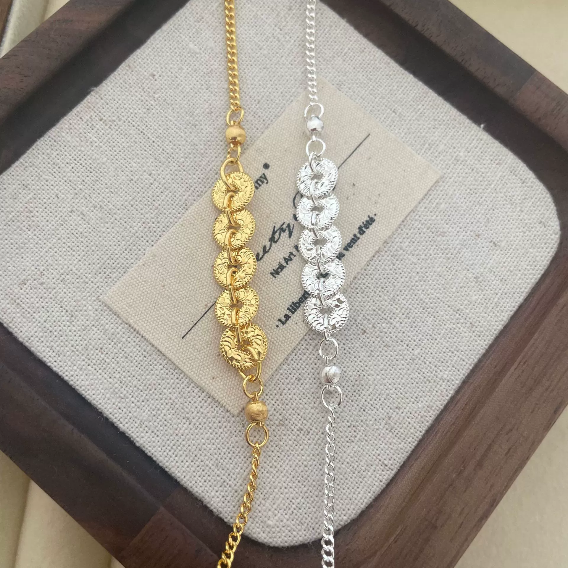 Оптовая продажа в том же стиле, что и в золотом магазине, сверкающий браслет с пятью императорами из дробленого льда для женщин, браслет с медными монетами для денег, многослойные аксессуары