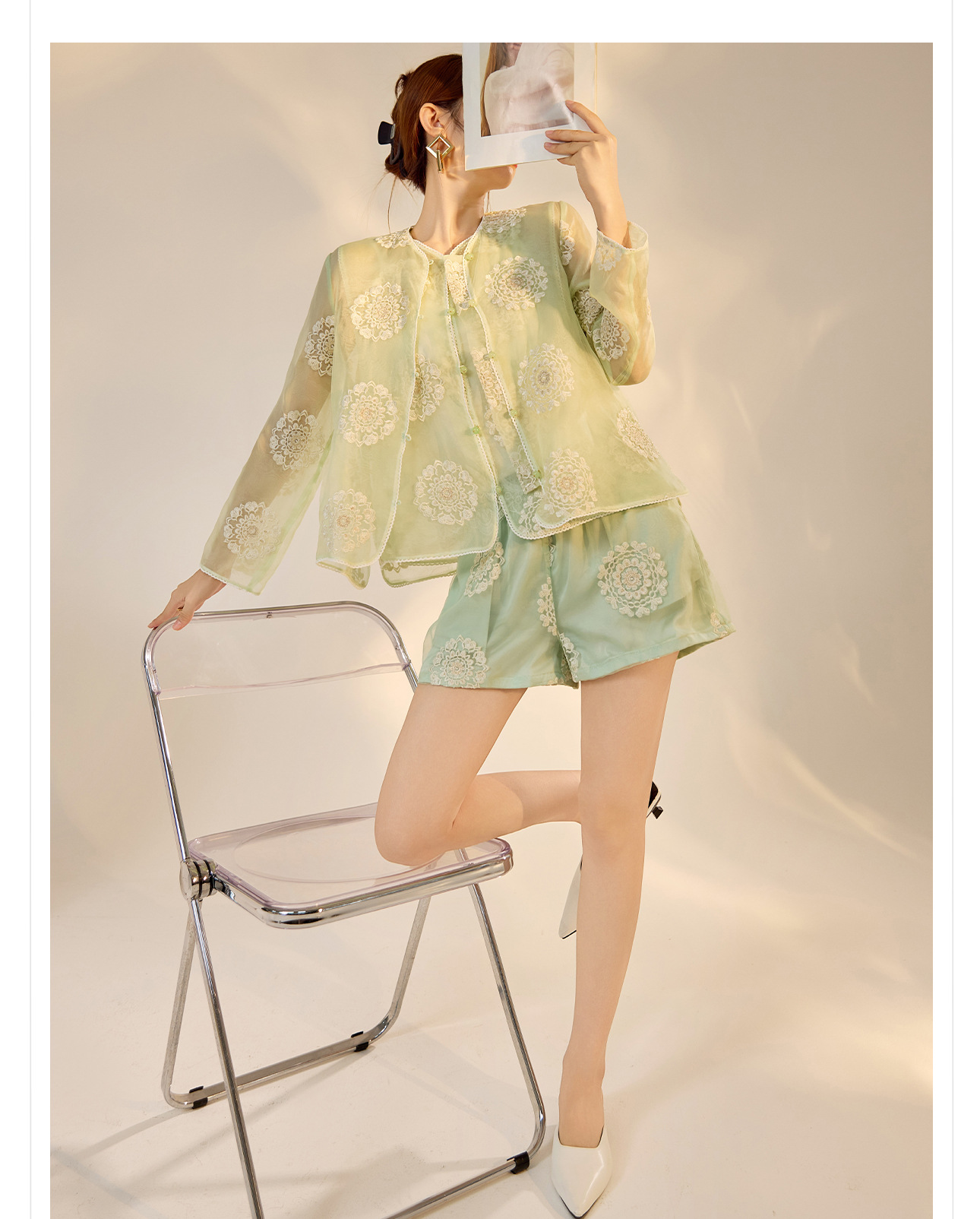 Bộ ba món áo khoác, áo vest và quần short lụa thêu sequin cao cấp kiểu Trung Quốc mới N3042 — Quần short xanh lục nhạt, Áo khoác xanh lục nhạt, Gi lê xanh lục nhạt chi tiết 9