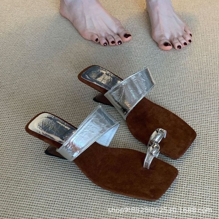 El estilo francés de alta sensación de hebilla de metal, zapatillas frías de dedo de dedos, zapatillas de tacones plateados no cansados de verano image 2