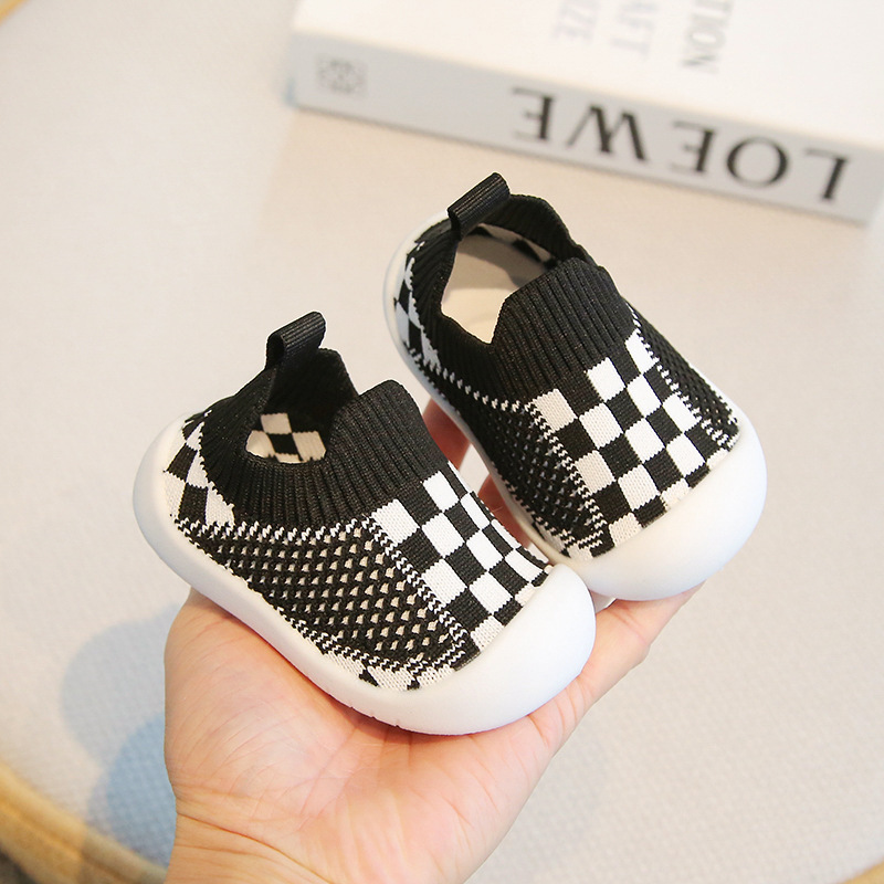 Zapatos de bebé zapatos de bebé de suela blanda zapatos deportivos antideslizantes transpirables de todo fósforo primavera y otoño nuevos zapatos de moda para niños al por mayor