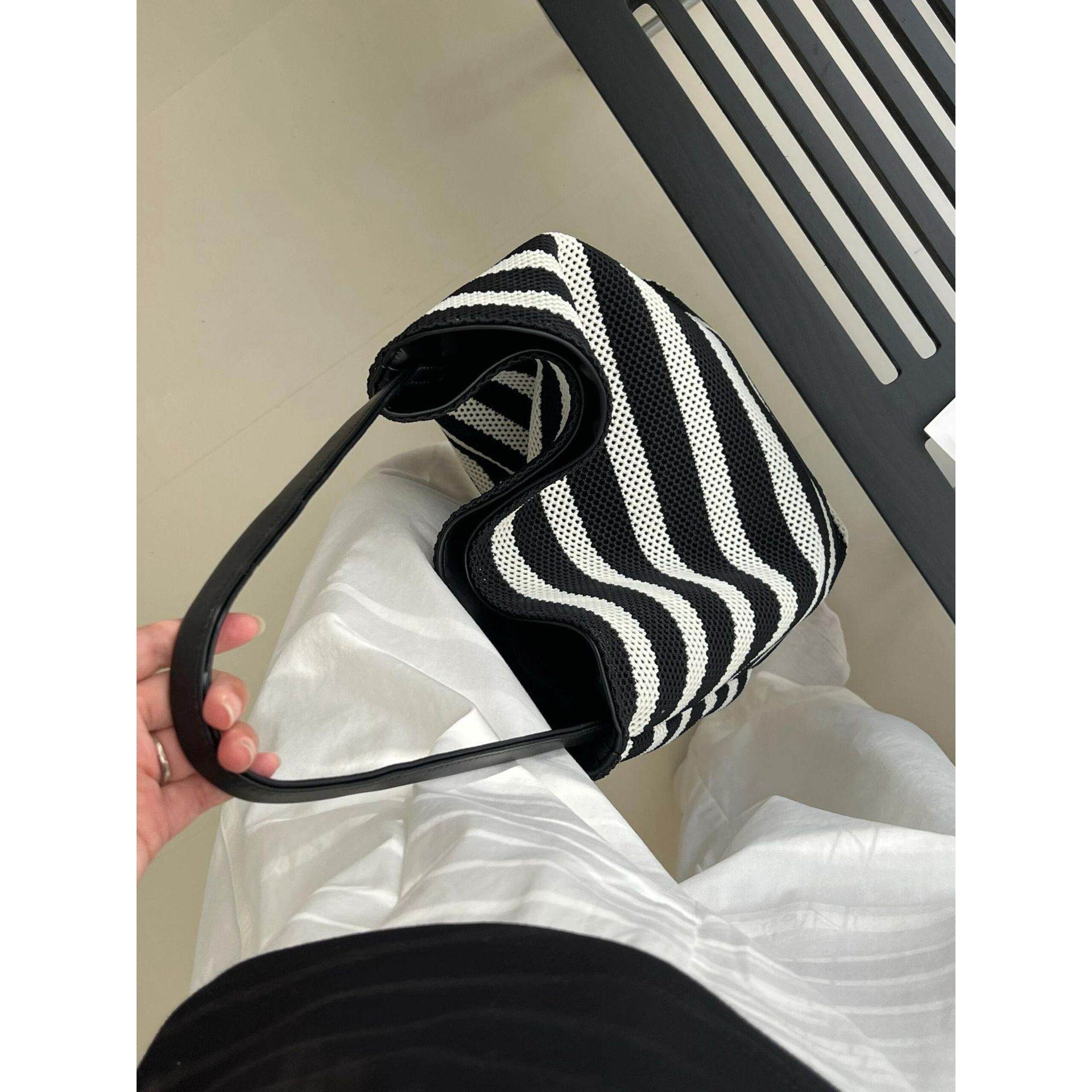 Black And White Striped Hollow Out Large Capacity Tote Bag 2026 New Casual Luxury Commuter Crossbody Bucket Bag For Women - Thumbnail 2