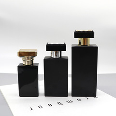 黒いガラスの香水瓶を卸売りして瓶を分けます。
