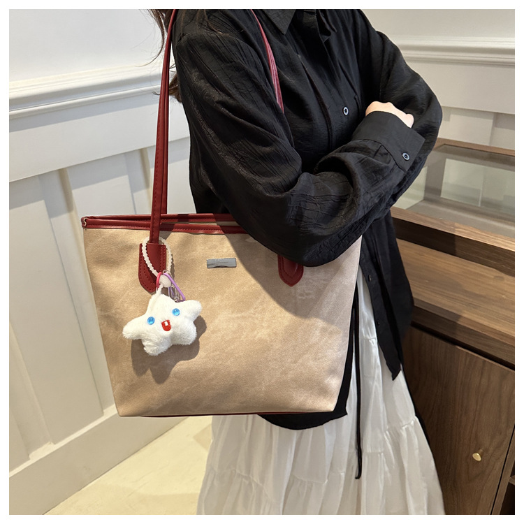 Wholesale of new large-capacity, simple and fashionable casual commuter single-shoulder bags and women's underarm bags for the summer of 2024 in foreign trade undefined