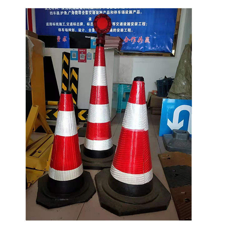 交通设施厂家 路锥 减速带 隔离墩 三孔水马交通标志牌公路护栏厂