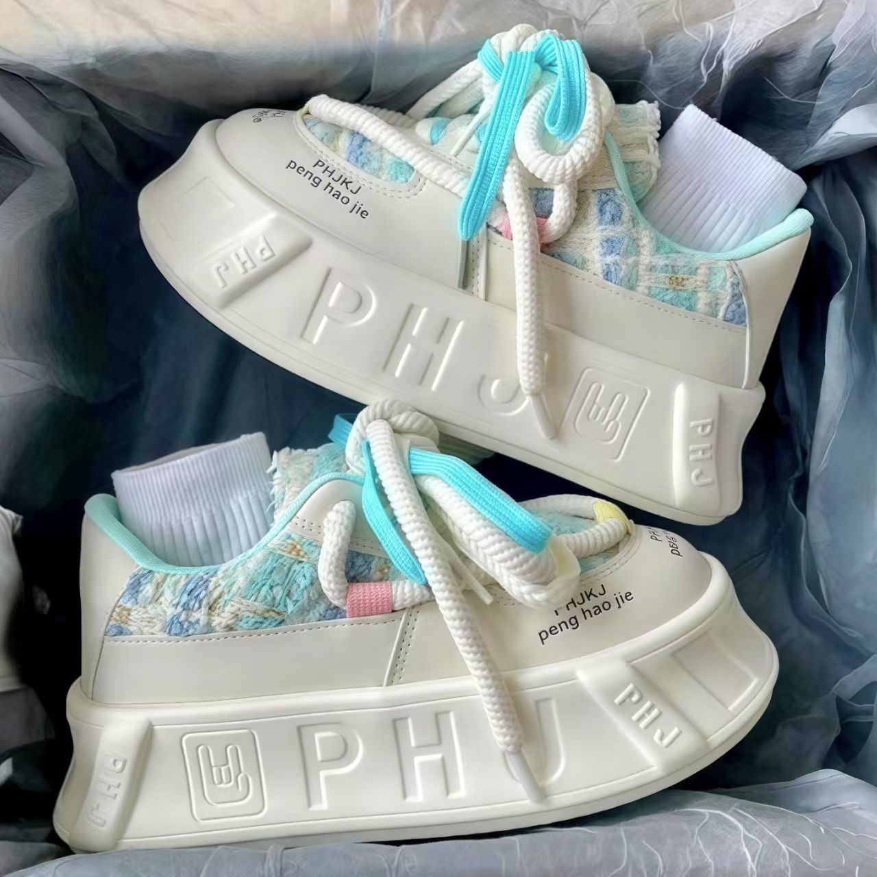 Zapatos blancos de altura de suela gruesa para mujeres 2025, nuevos zapatos de color de dopamina de otoño para mujeres zapatos de skate de diseño