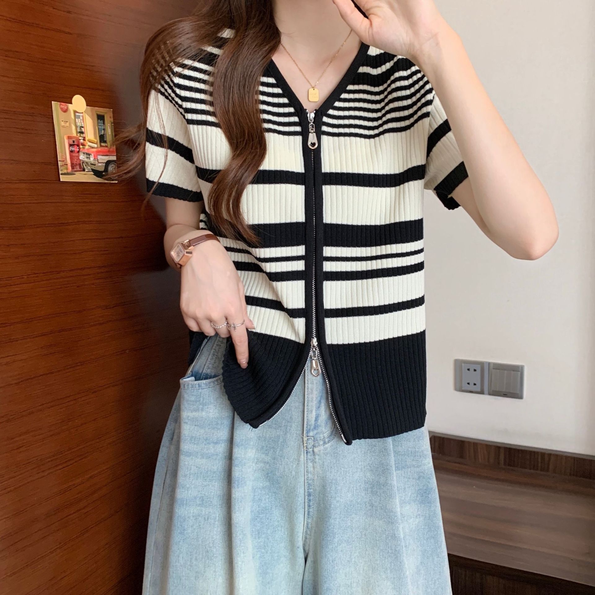 T-shirt a maniche corte con scollo a V a righe chic per donna in estate, alla moda e snellente, elegante maglia in seta ghiacciata con cerniera_voghion.com