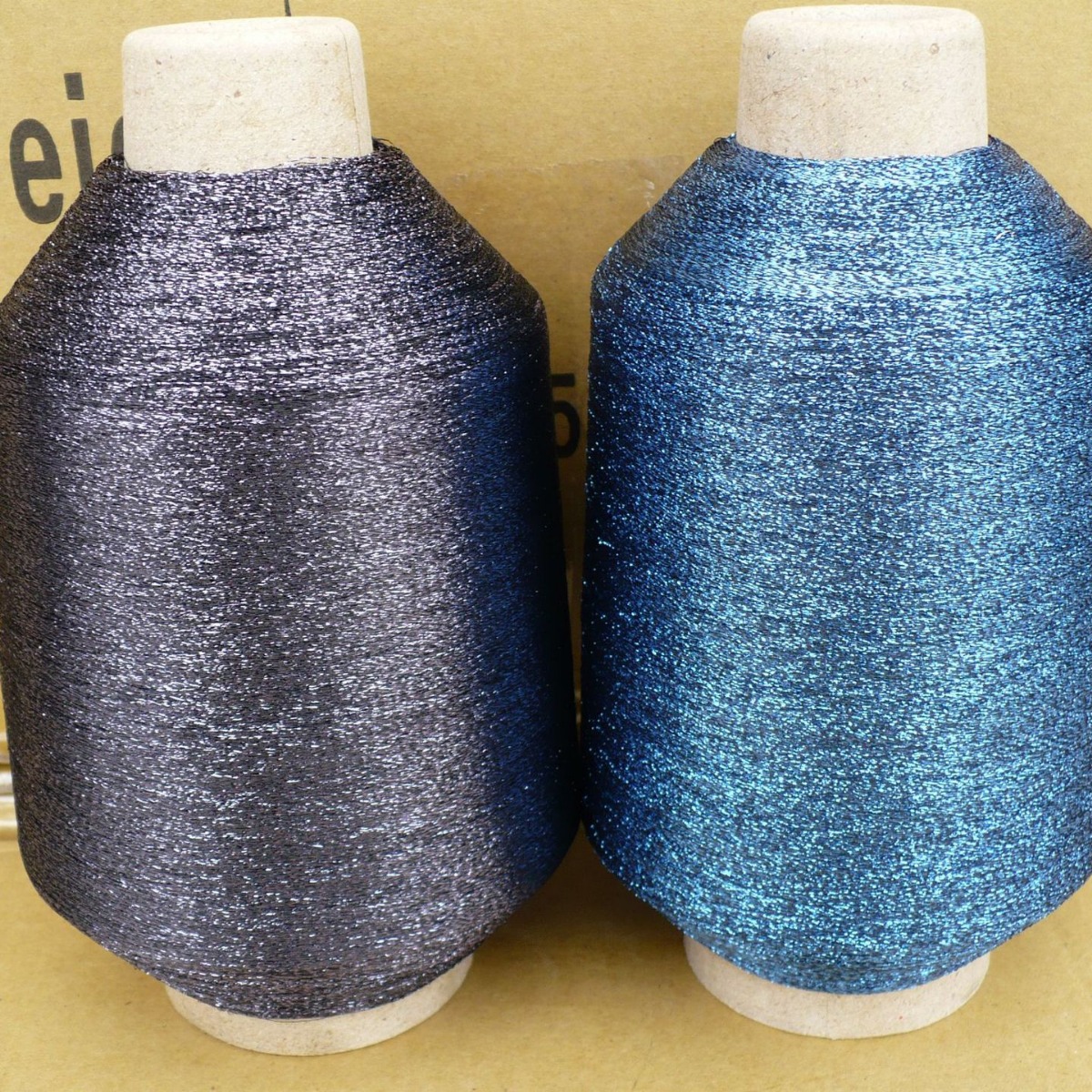 蓝黑银色扁线七彩彩虹混纺线金属绿黑丝+涤纶白线麻花状交缠纱