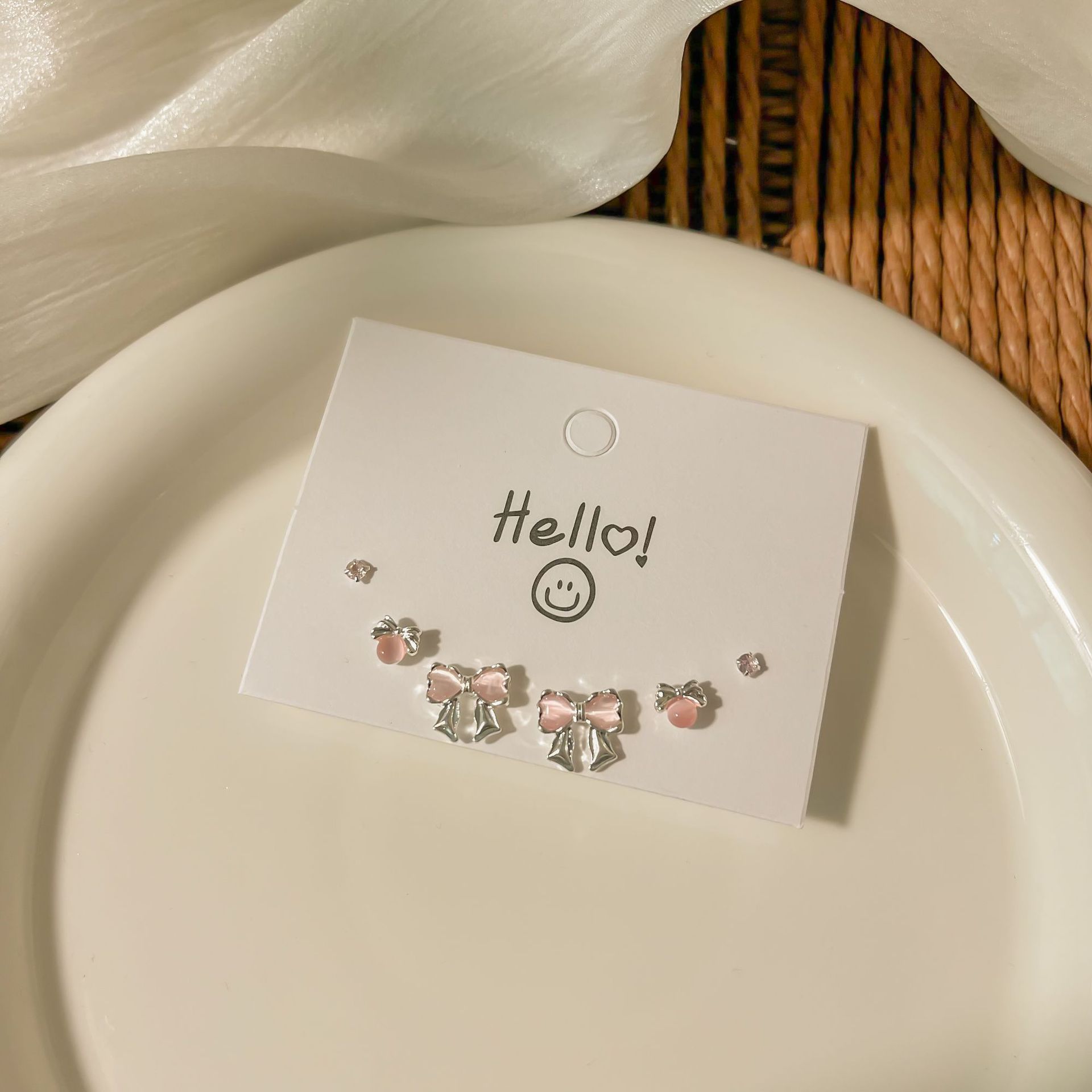 Juego de pendientes de aguja plateados, sencillos y compactos para mujer, pendientes geométricos en forma de corazón, bonitos, dulces y versátiles, venta al por mayor para puestos de mercado