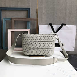 日本一生流浪包水晶斜挎包大容量几何菱格包时尚休闲PVC小方包女