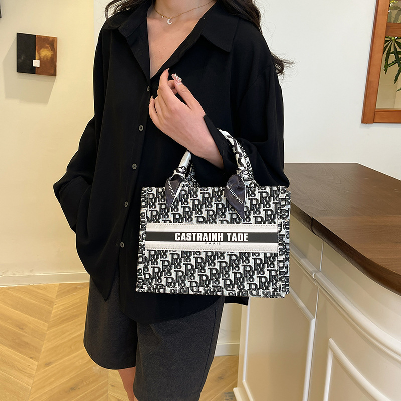 Bolso de gran capacidad para mujeres 2025 nueva moda transfronteriza letras bordadas bolso de mano bolso de mano bolso de brazo de hombro universal