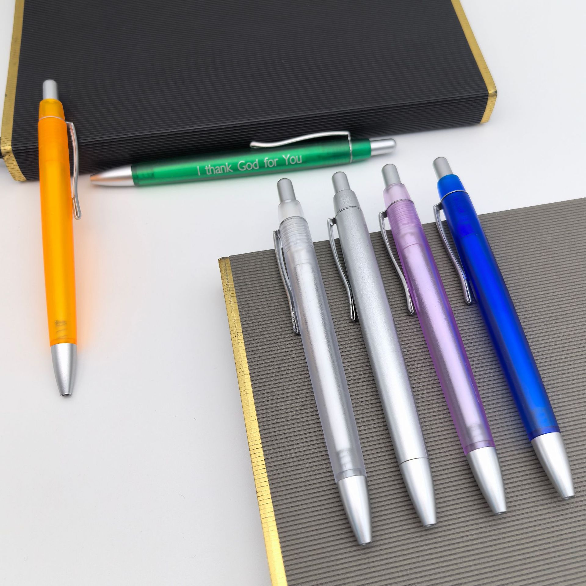 Suministro de bolígrafo de plástico de presión de color, bolígrafo esmerilado, bolígrafo de regalo publicitario, bolígrafo de hotel de promoción al por mayor