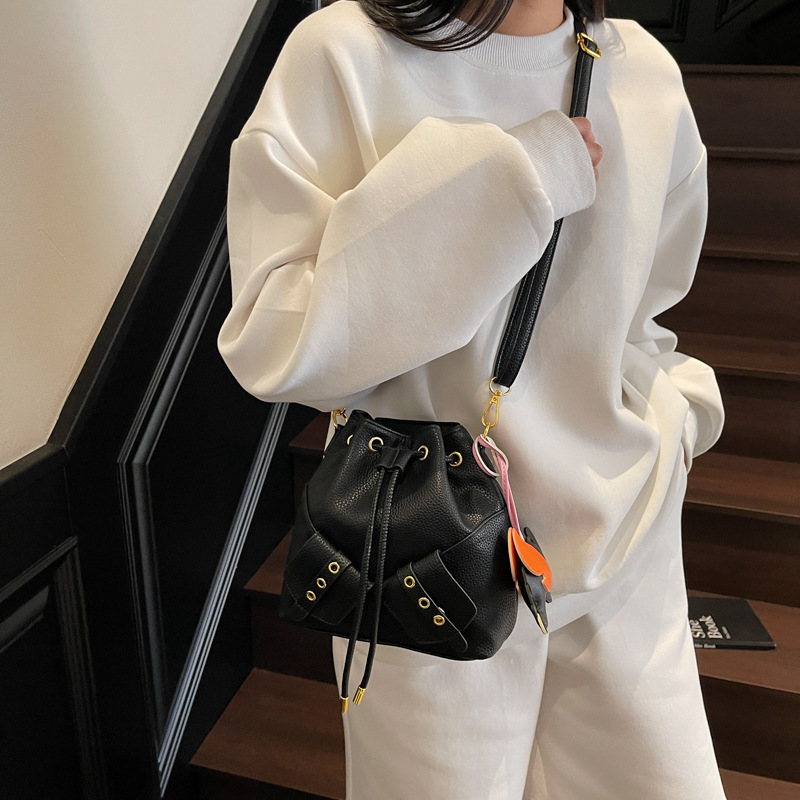 Moda de primavera y verano de alta gama bolso pequeño femenino 2025 nuevo estilo estilo coreano de moda bolso de cubo de aire extranjero bolso de mensajero de hombro de todo fósforo