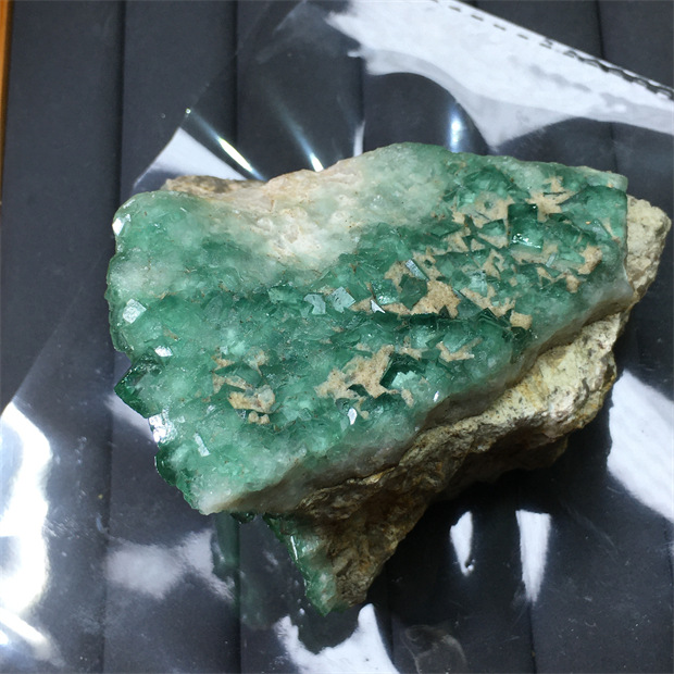 Madagascar Natural Sunlight Green Fluorite Raw Stone Specimen Color Change Green Mineral Crystal 14 sup