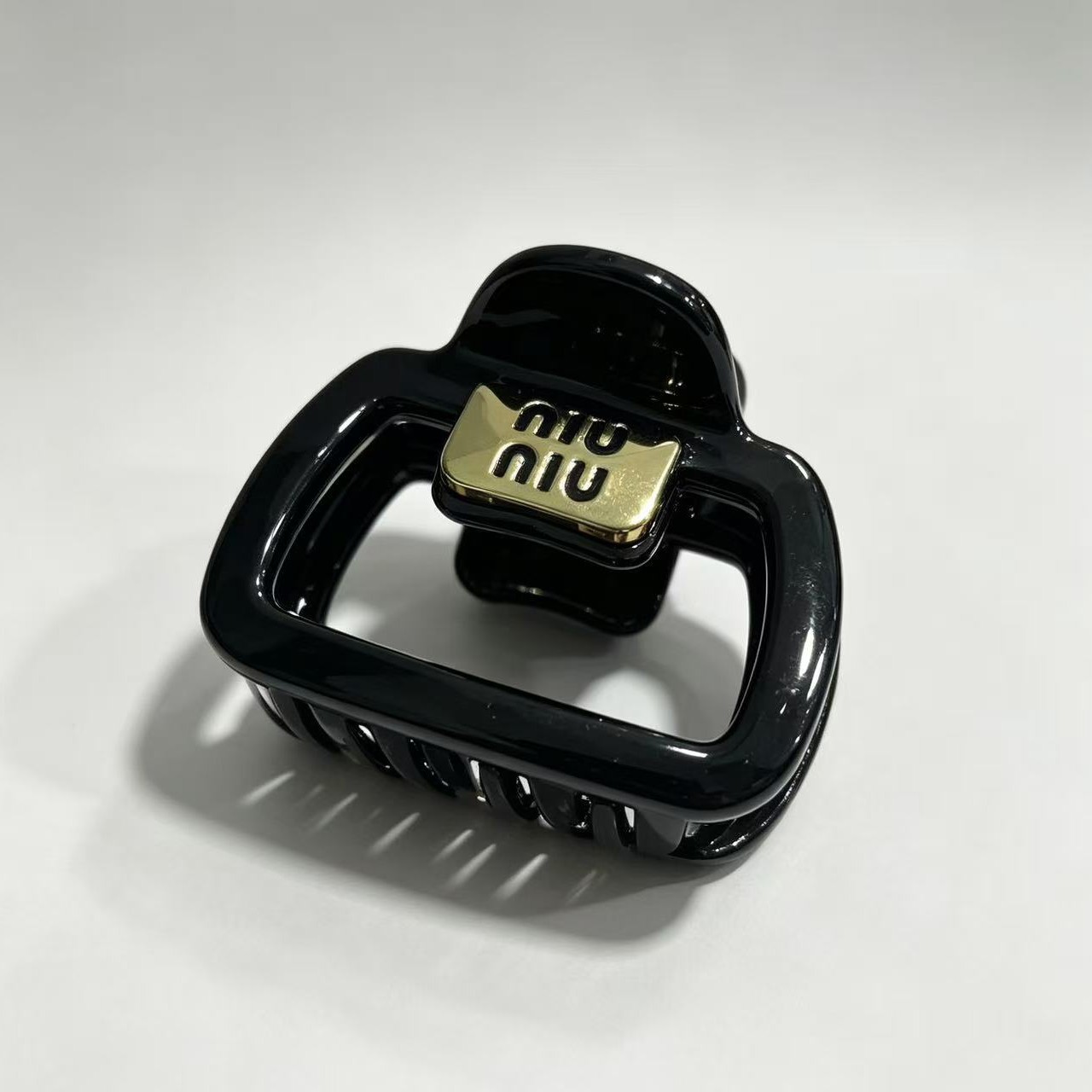 New large-sized hair clip with a high-end feel, suitable for thick hair, shark clip for women, 2024 new hair accessory