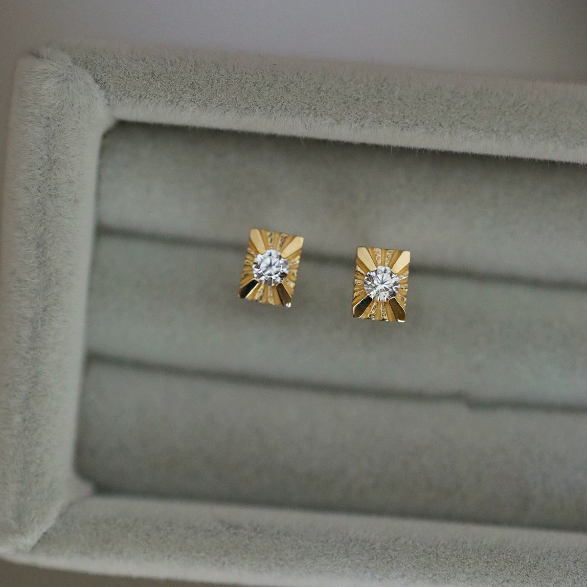 925 стерлингового серебра покрытием 14K Золото Изысканный мини резные маленькие квадратные дизайн серьги-гвоздики Универсальный простой темперамент